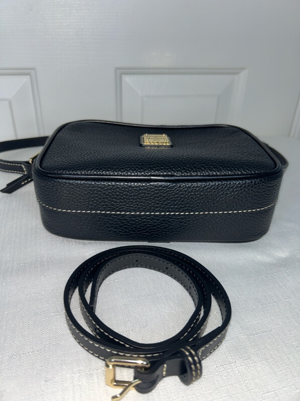 Dooney & Bourke Black Pebbled Leather Camera Crossbody Bag Gold Hardware - Picture 10 of 14